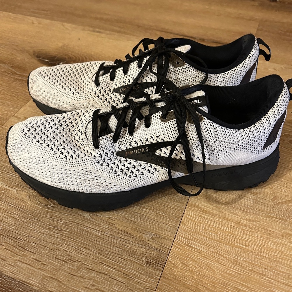 Brooks Revel 4 Black and White Women’s Size 11.5